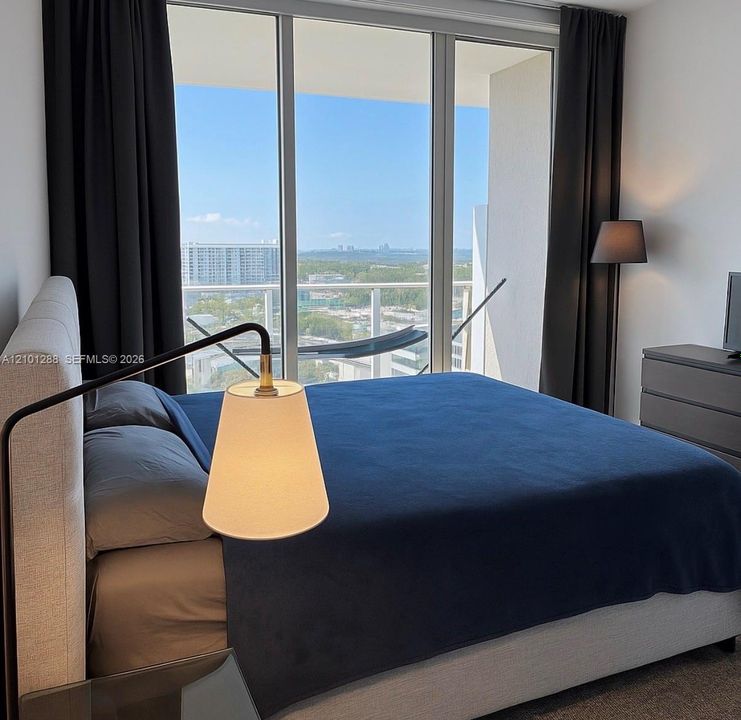 For Sale: $448,000 (1 beds, 1 baths, 735 Square Feet)