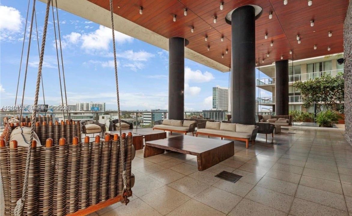 For Sale: $448,000 (1 beds, 1 baths, 735 Square Feet)