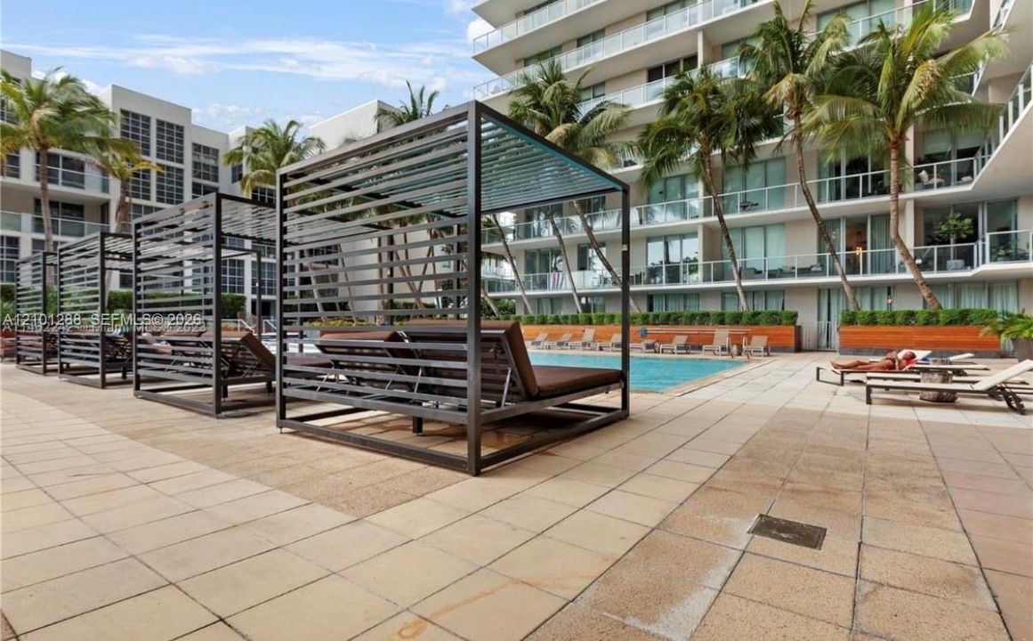 For Sale: $448,000 (1 beds, 1 baths, 735 Square Feet)