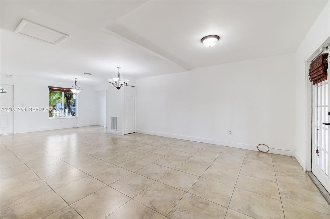 На продажу: $685,000 (3 спален, 2 ванн, 1645 Квадратных фут)