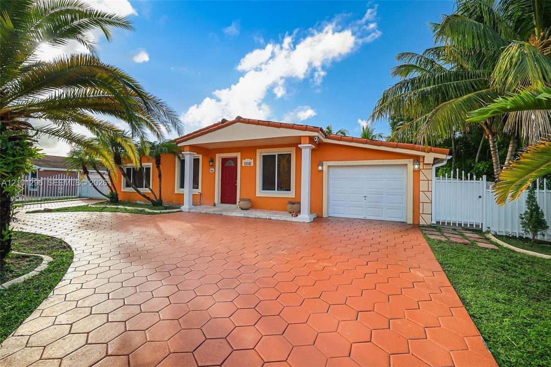На продажу: $685,000 (3 спален, 2 ванн, 1645 Квадратных фут)