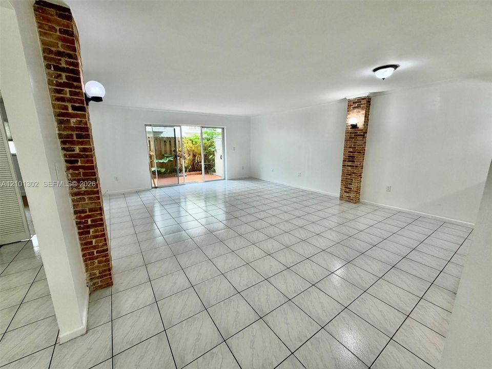 В аренду: $2,400 (2 спален, 2 ванн, 1090 Квадратных фут)