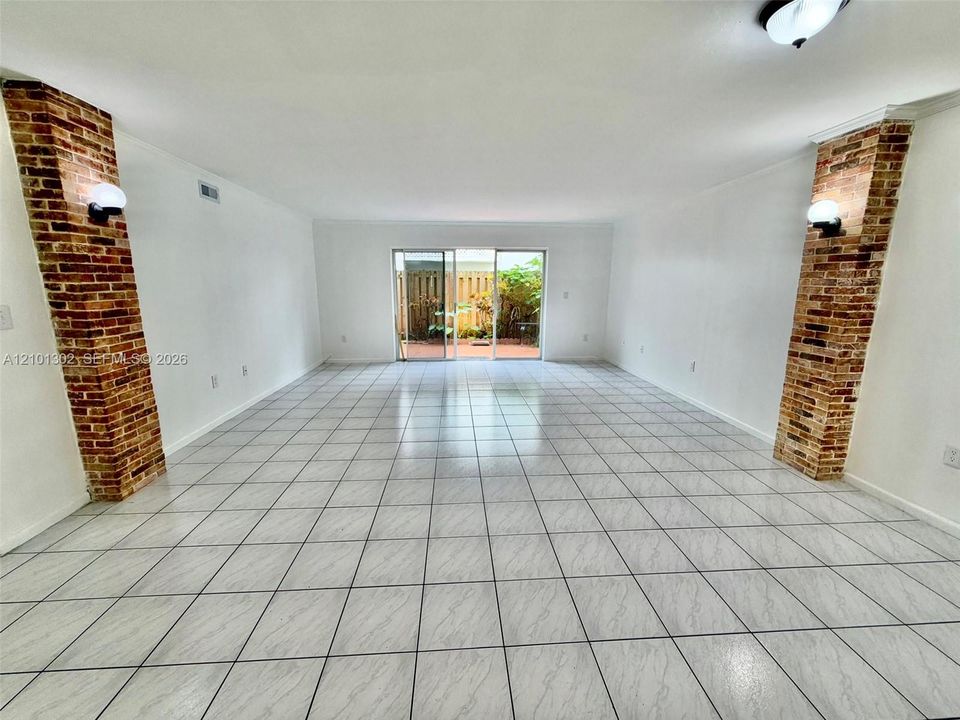 В аренду: $2,400 (2 спален, 2 ванн, 1090 Квадратных фут)