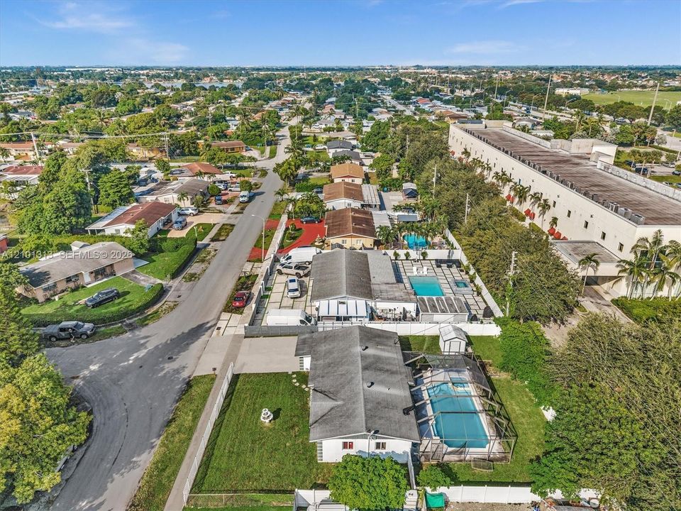 На продажу: $569,000 (3 спален, 2 ванн, 1477 Квадратных фут)