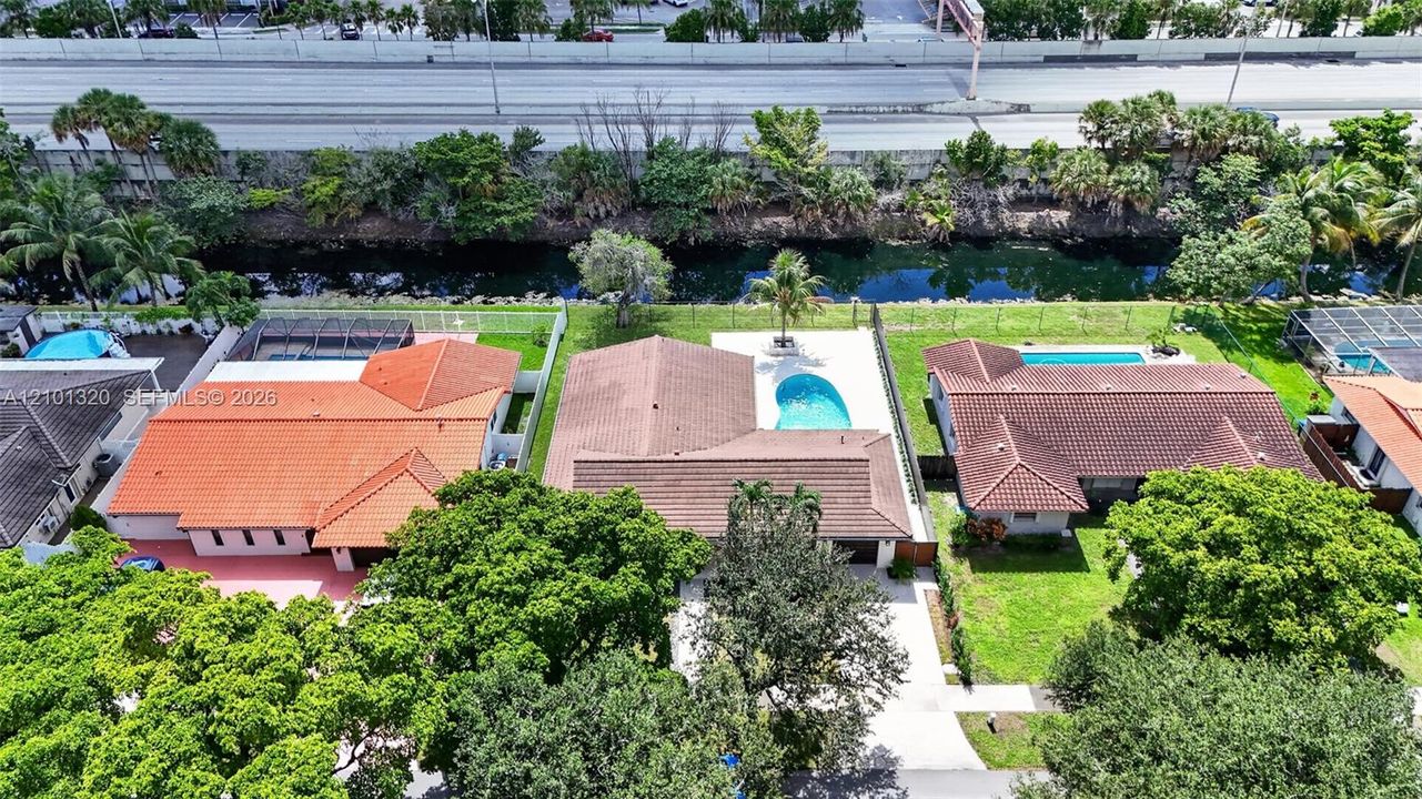 En Venta: $1,150,000 (4 camas, 2 baños, 2155 Pies cuadrados)