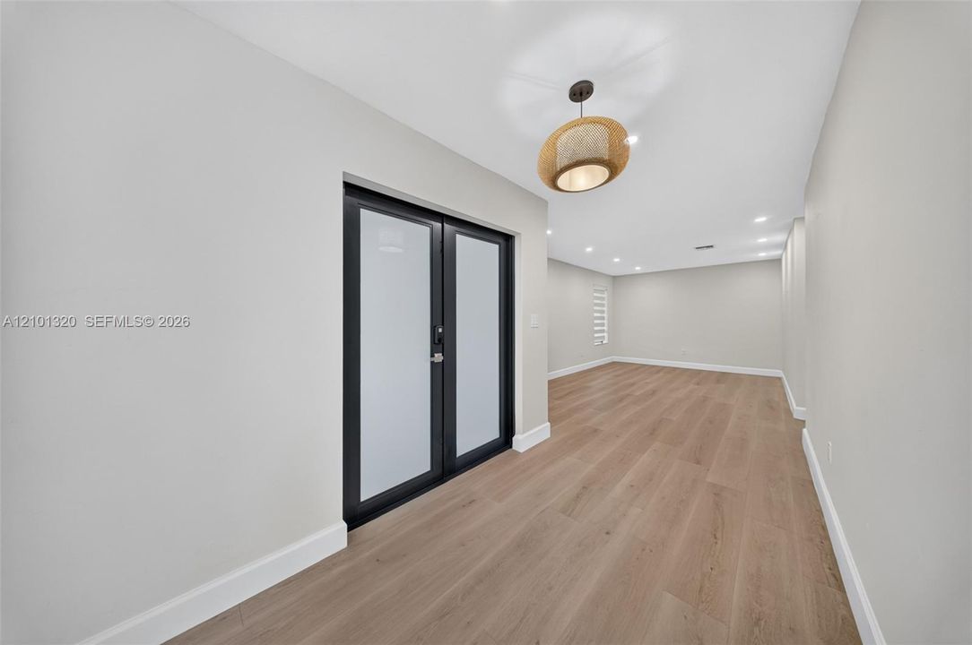 En Venta: $1,150,000 (4 camas, 2 baños, 2155 Pies cuadrados)
