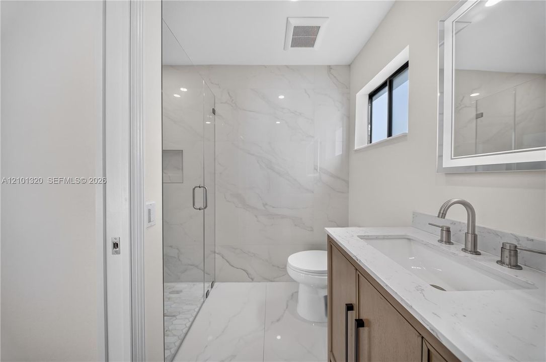 En Venta: $1,150,000 (4 camas, 2 baños, 2155 Pies cuadrados)