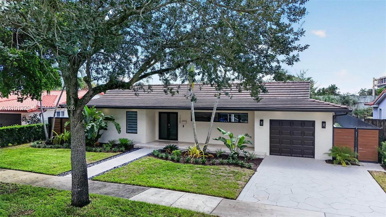 En Venta: $1,150,000 (4 camas, 2 baños, 2155 Pies cuadrados)