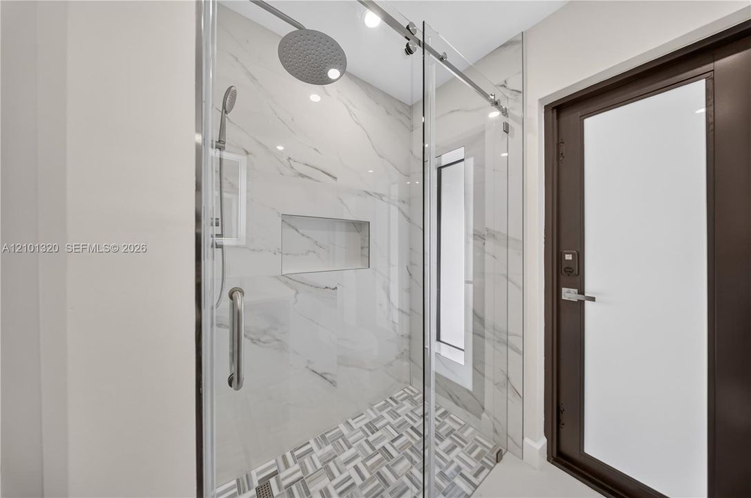 En Venta: $1,150,000 (4 camas, 2 baños, 2155 Pies cuadrados)