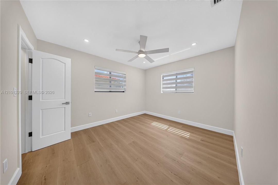 En Venta: $1,150,000 (4 camas, 2 baños, 2155 Pies cuadrados)