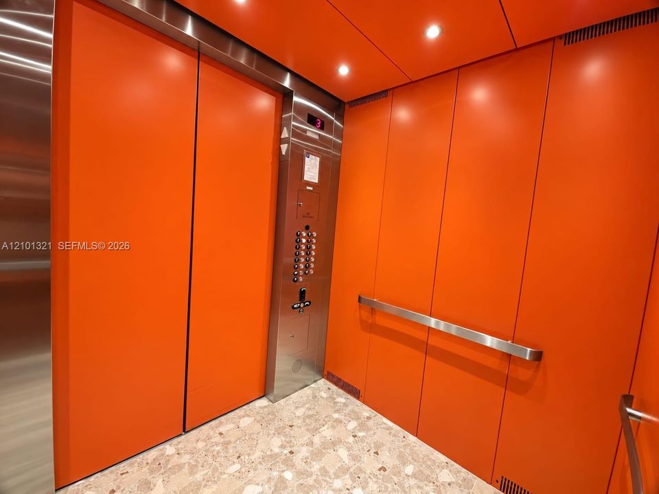 En Venta: $1,040,000 (2 camas, 2 baños, 785 Pies cuadrados)
