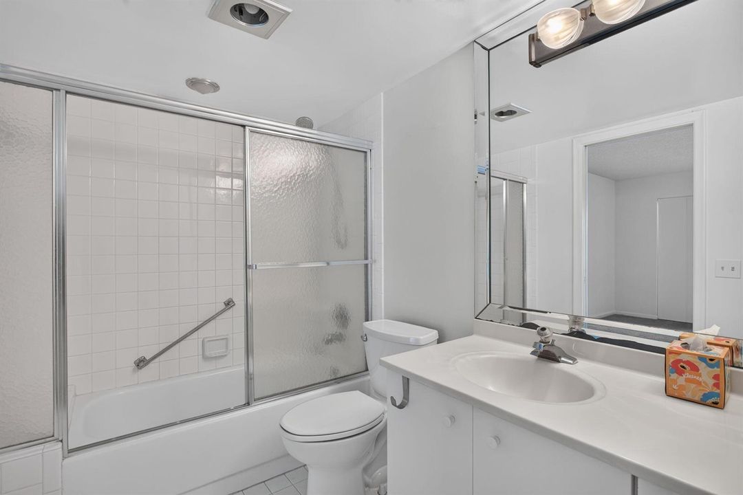 MAIN BATHROOM TUB/SHOWER