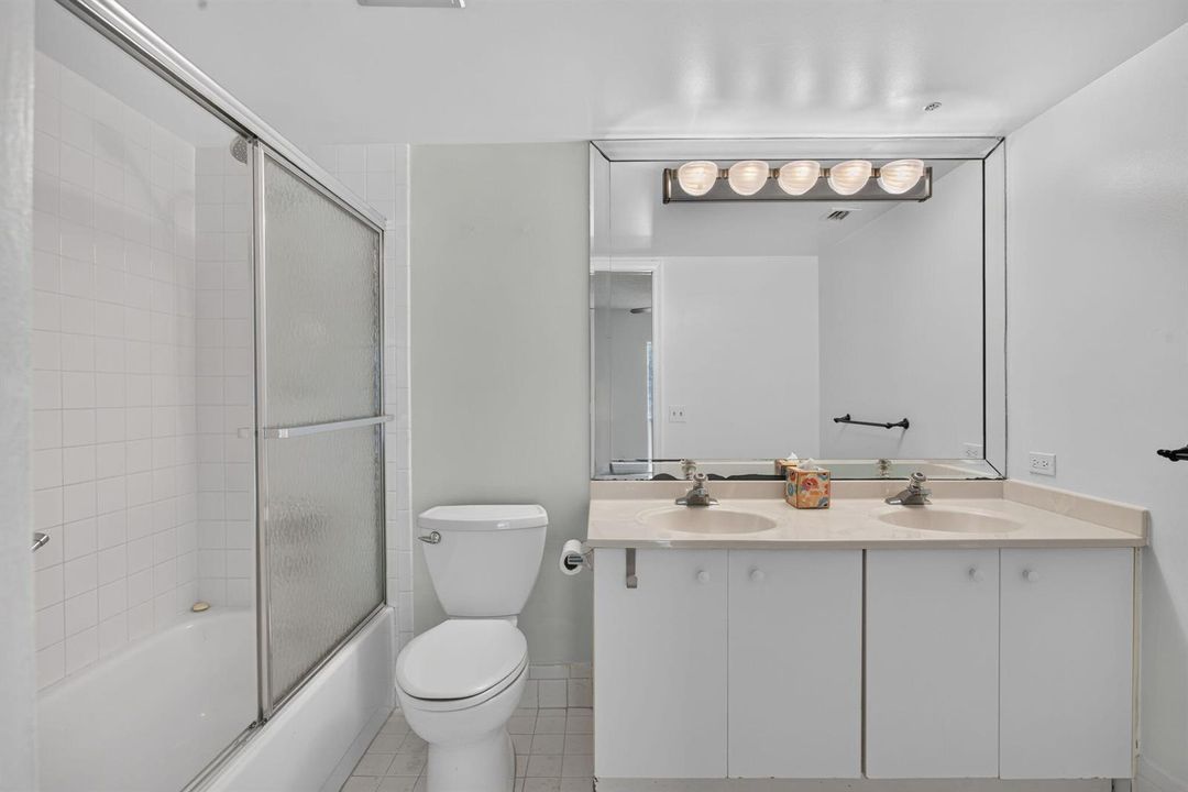 MAIN BATHROOM TUB/SHOWER