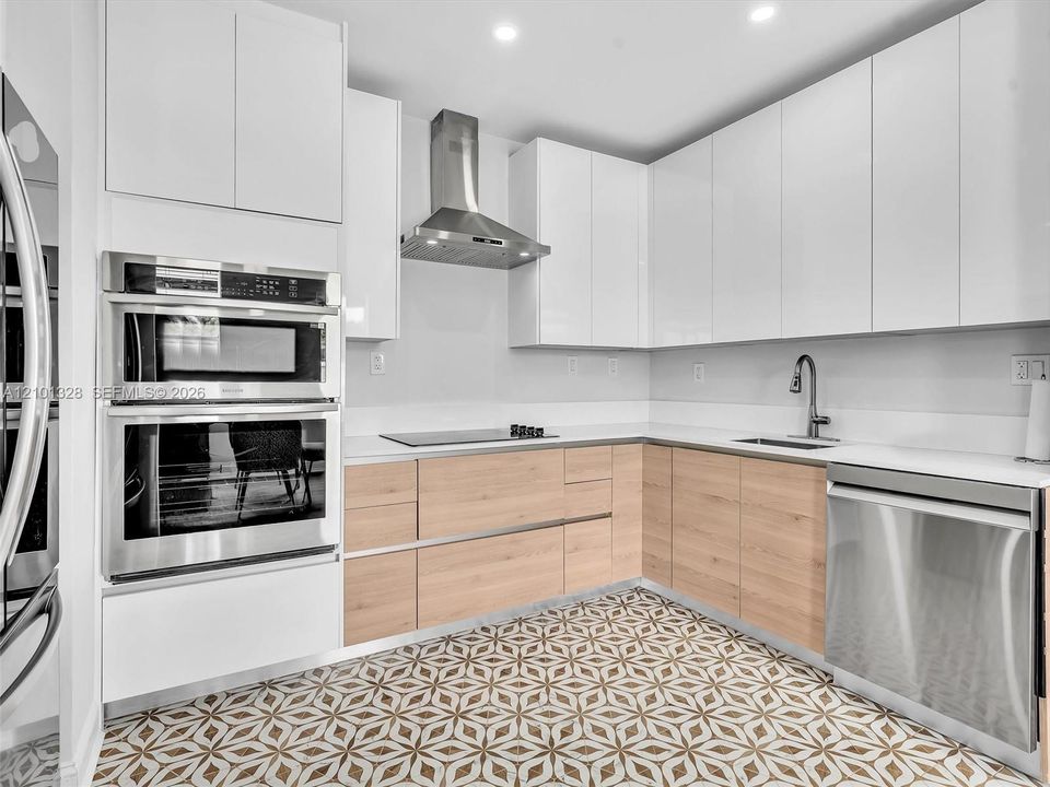 For Rent: $3,700 (2 beds, 2 baths, 1039 Square Feet)