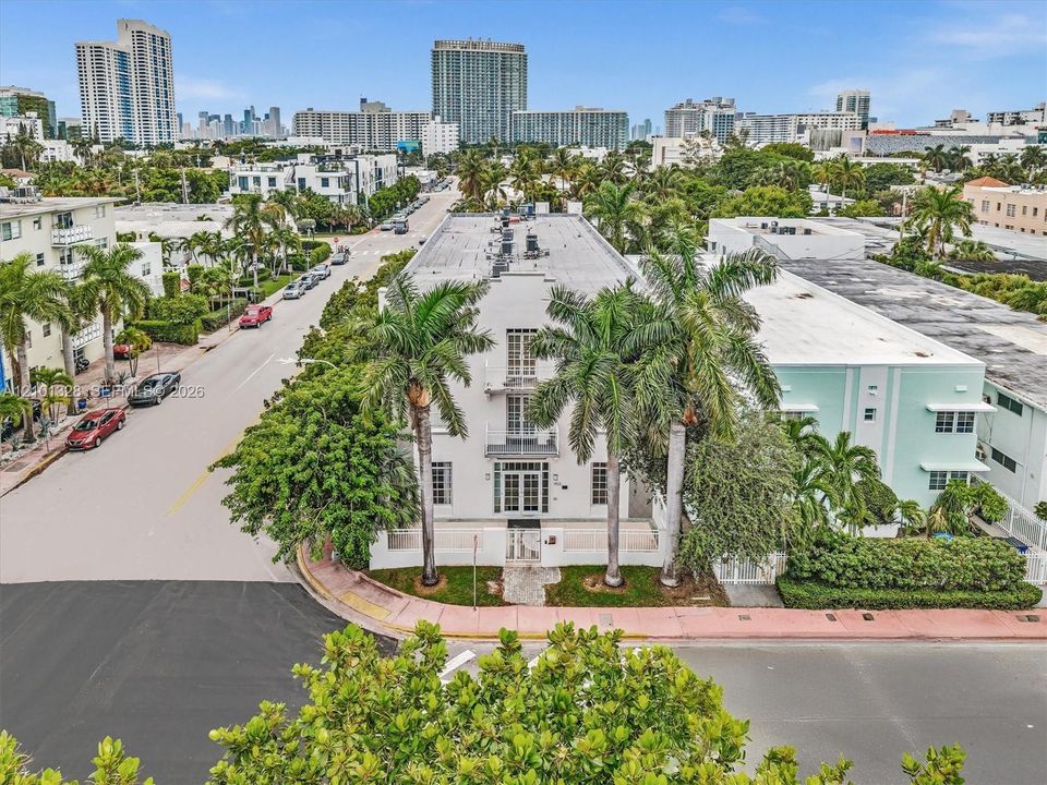For Rent: $3,700 (2 beds, 2 baths, 1039 Square Feet)
