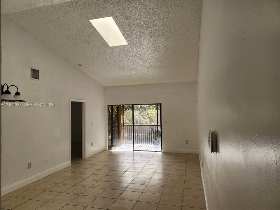 Activo con contrato: $2,300 (2 camas, 2 baños, 1290 Pies cuadrados)