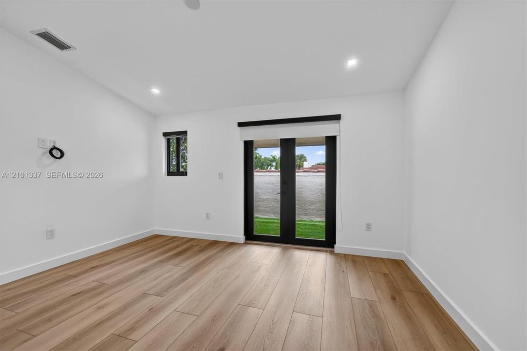 2nd bedroom