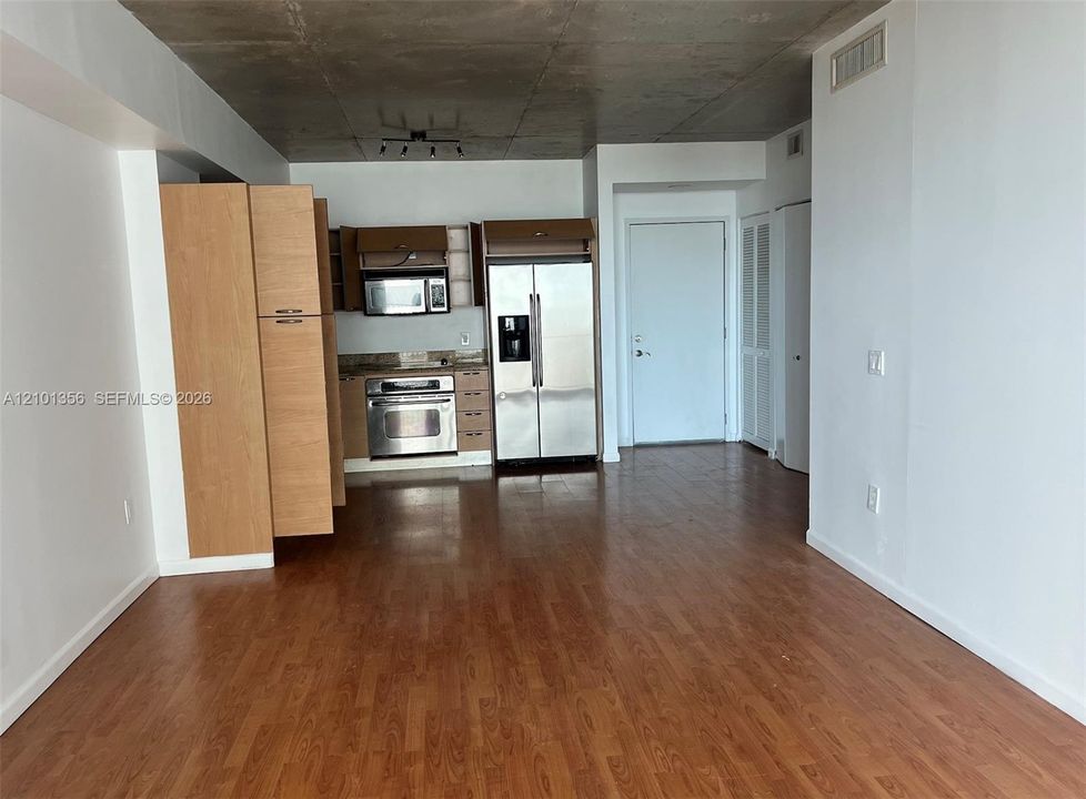 For Rent: $2,300 (0 beds, 1 baths, 700 Square Feet)
