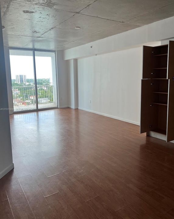 For Rent: $2,300 (0 beds, 1 baths, 700 Square Feet)