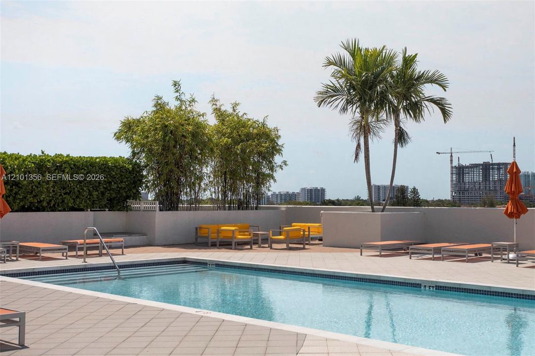 For Rent: $2,300 (0 beds, 1 baths, 700 Square Feet)