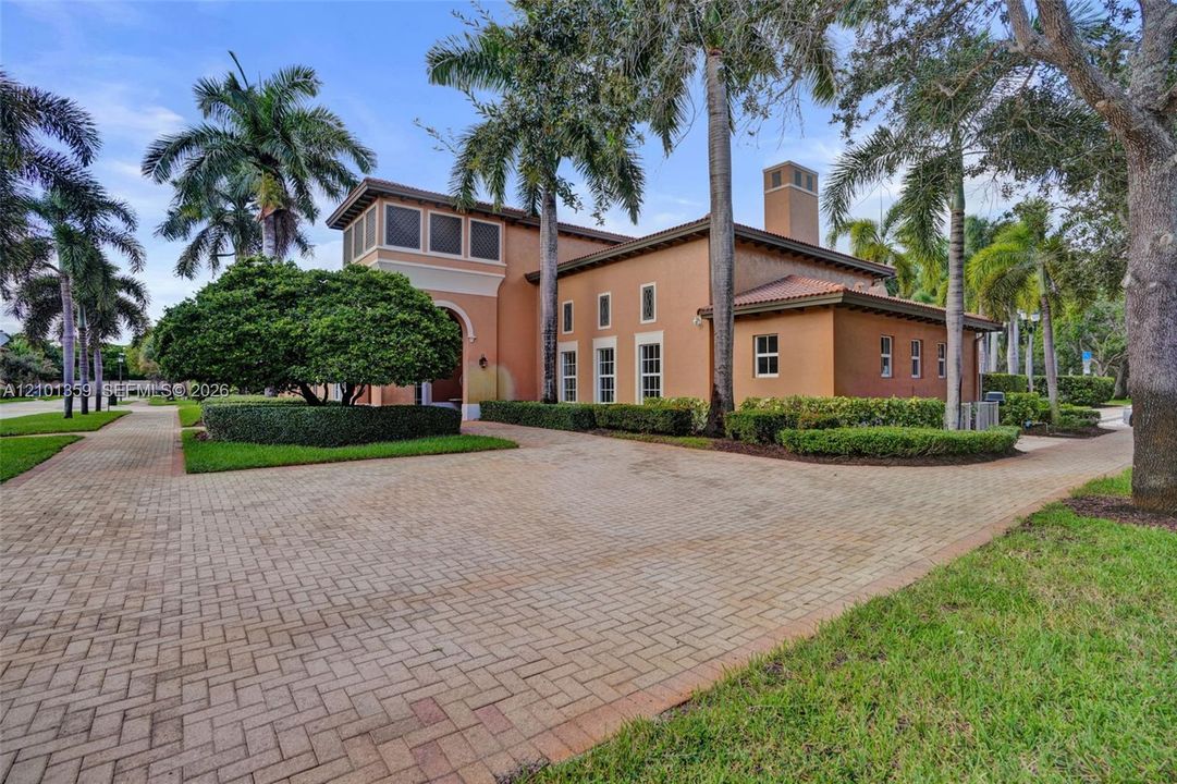 En Venta: $595,000 (3 camas, 3 baños, 2300 Pies cuadrados)