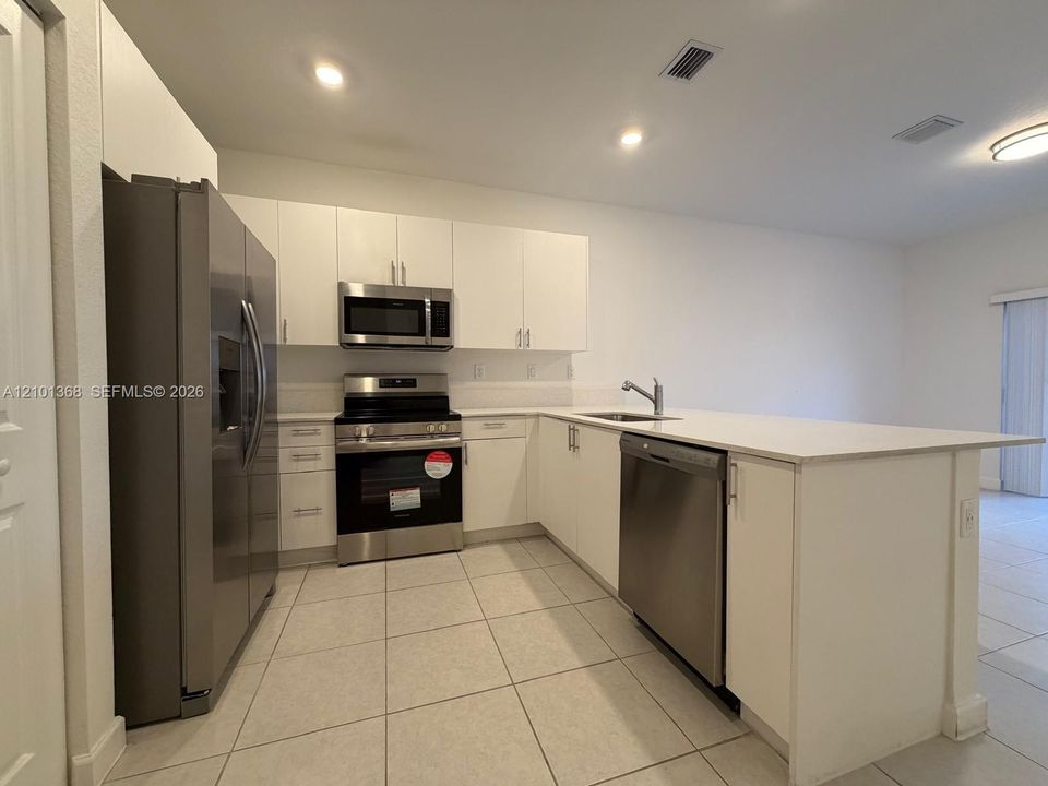 В аренду: $3,050 (3 спален, 2 ванн, 1695 Квадратных фут)