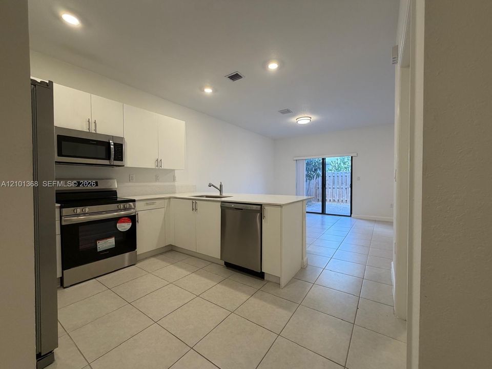 В аренду: $3,050 (3 спален, 2 ванн, 1695 Квадратных фут)