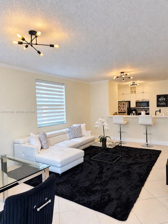 En Venta: $424,500 (2 camas, 2 baños, 934 Pies cuadrados)