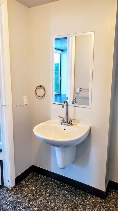 На продажу: $324,990 (1 спален, 1 ванн, 638 Квадратных фут)