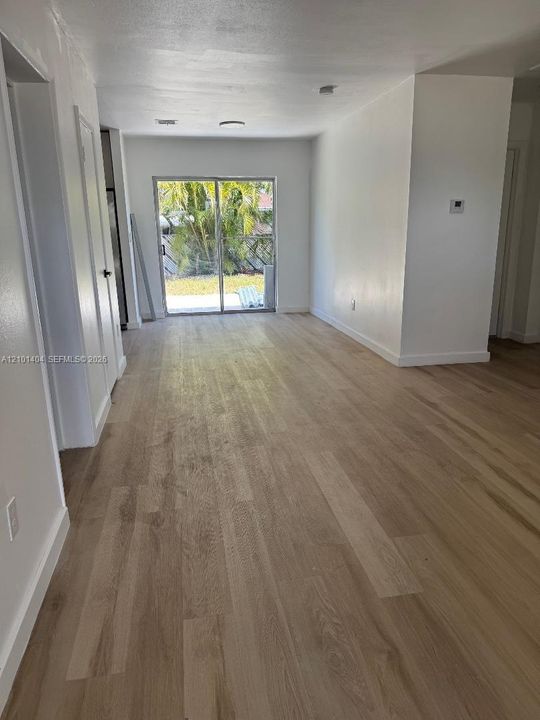 En Venta: $439,000 (4 camas, 2 baños, 1386 Pies cuadrados)
