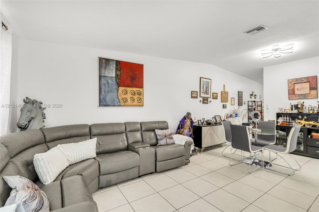 For Sale: $415,000 (2 beds, 2 baths, 1235 Square Feet)