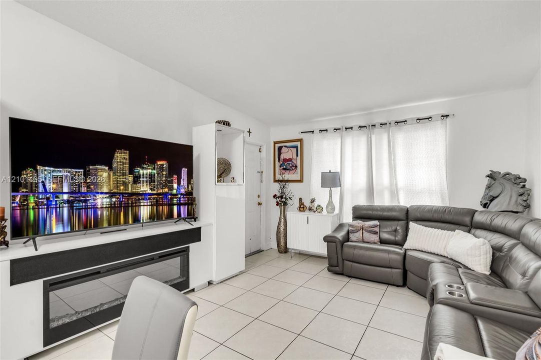 For Sale: $415,000 (2 beds, 2 baths, 1235 Square Feet)