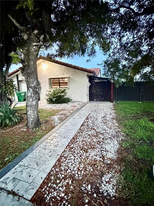 В аренду: $2,375 (2 спален, 1 ванн, 702 Квадратных фут)