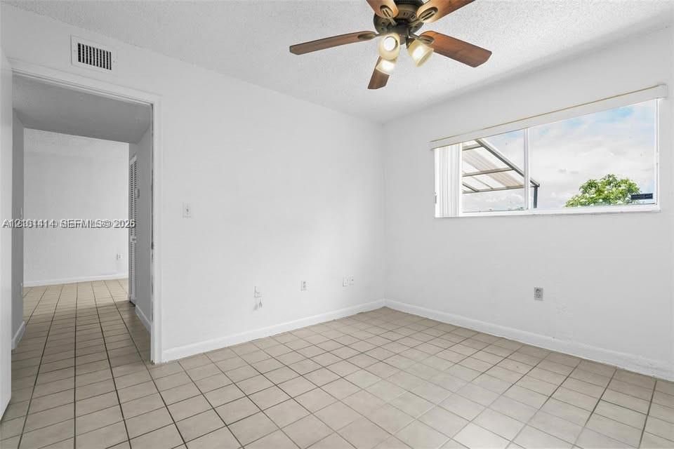 For Rent: $2,100 (2 beds, 1 baths, 696 Square Feet)