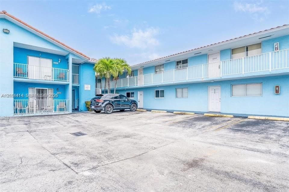 For Rent: $2,100 (2 beds, 1 baths, 696 Square Feet)