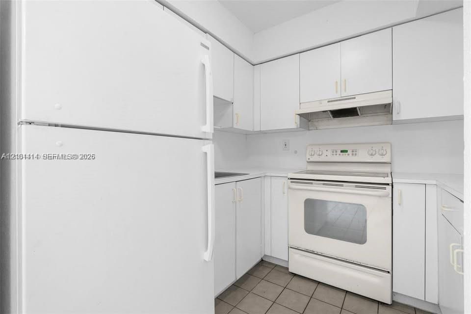 For Rent: $2,100 (2 beds, 1 baths, 696 Square Feet)