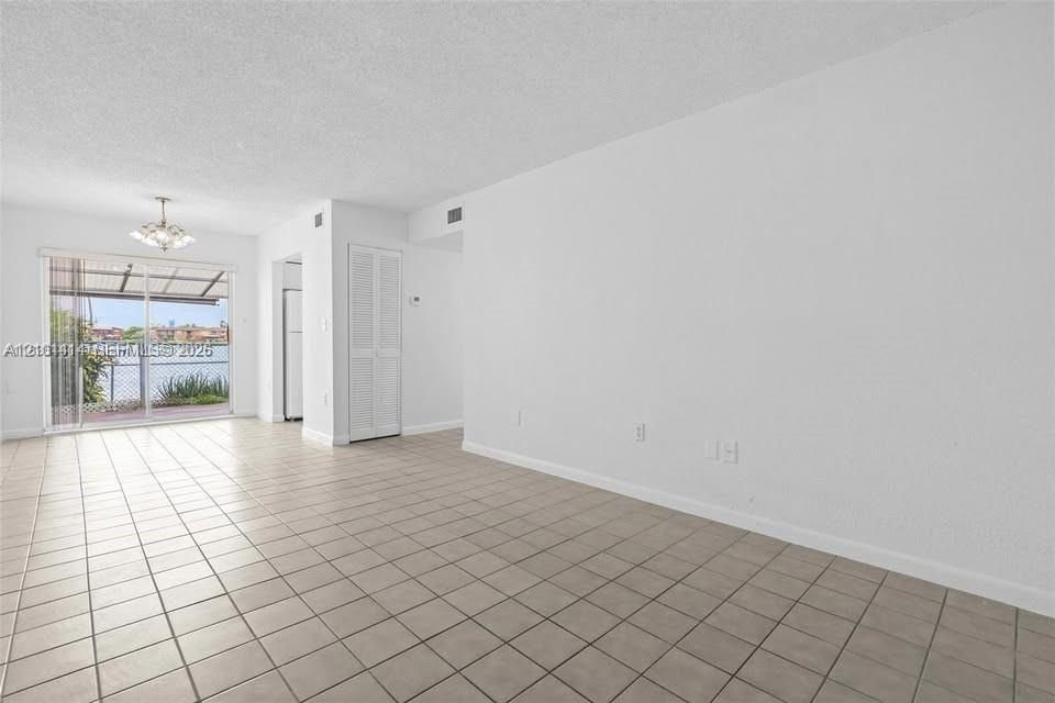 For Rent: $2,100 (2 beds, 1 baths, 696 Square Feet)