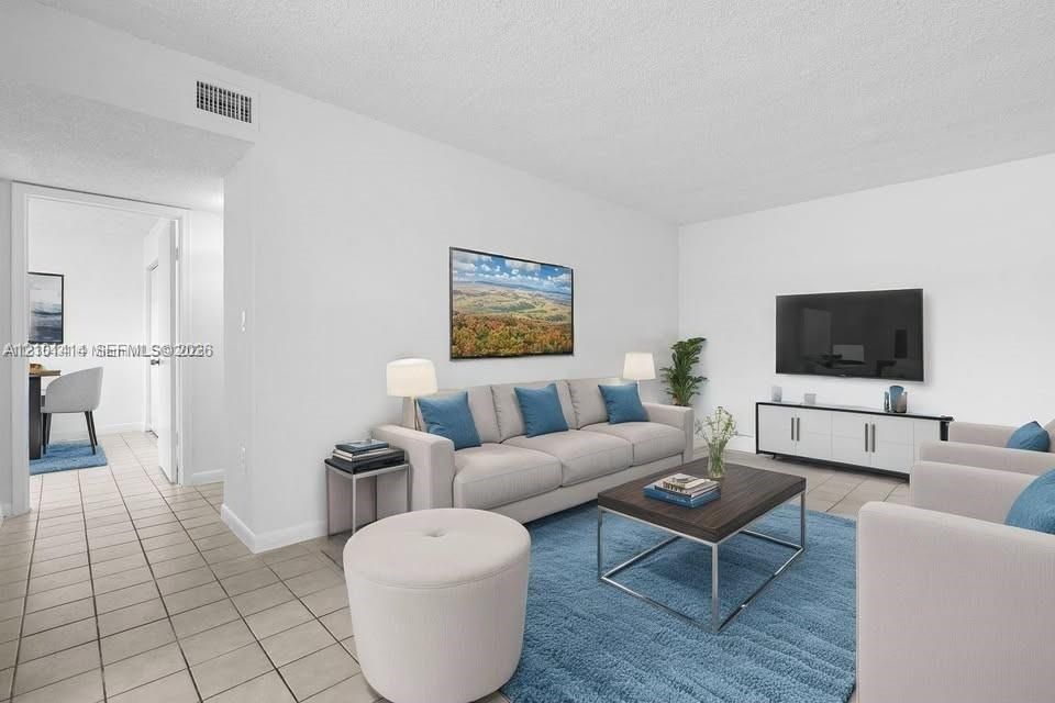For Rent: $2,100 (2 beds, 1 baths, 696 Square Feet)