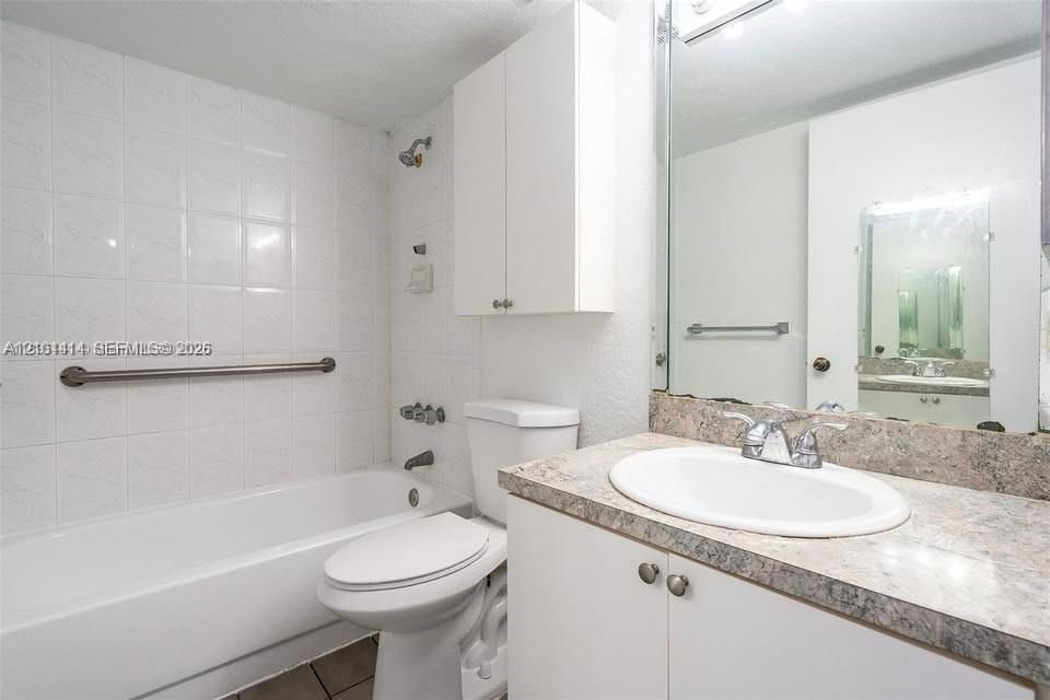 For Rent: $2,100 (2 beds, 1 baths, 696 Square Feet)