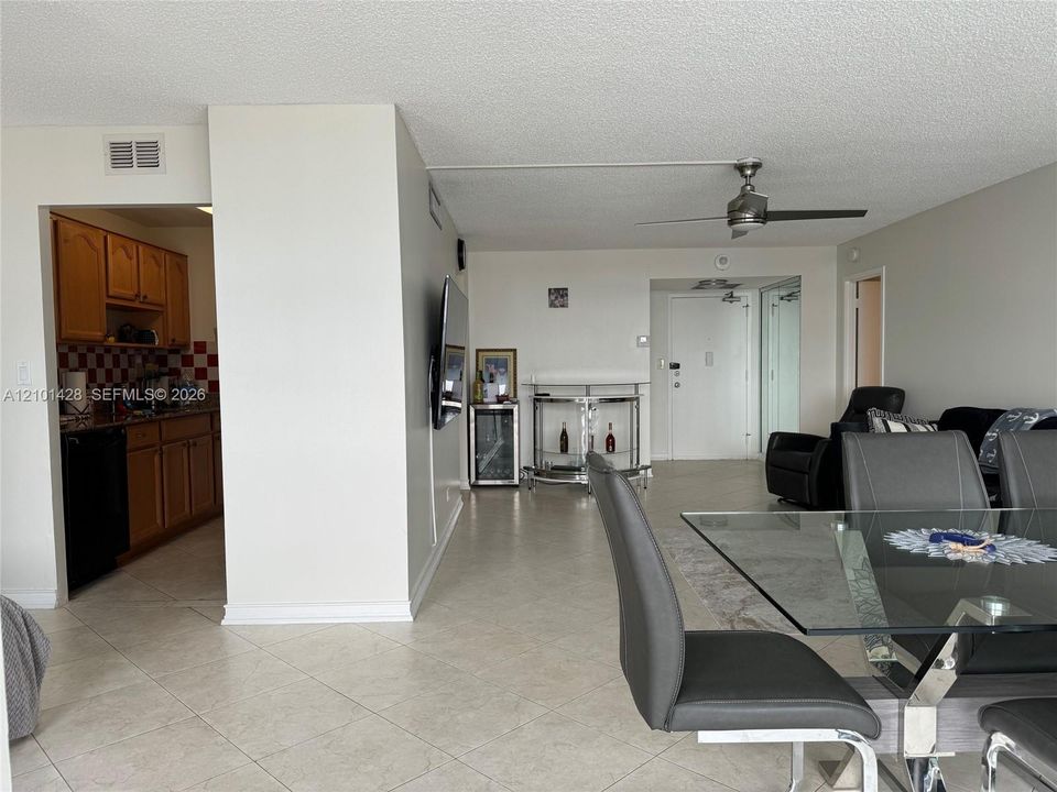 En Venta: $365,000 (1 camas, 1 baños, 1104 Pies cuadrados)