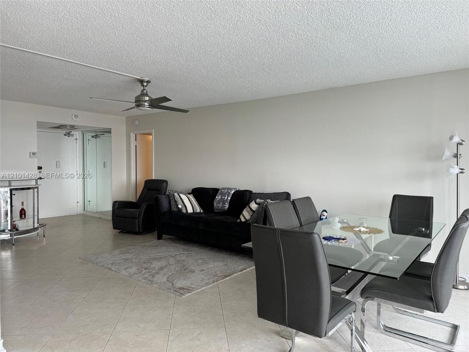 En Venta: $365,000 (1 camas, 1 baños, 1104 Pies cuadrados)
