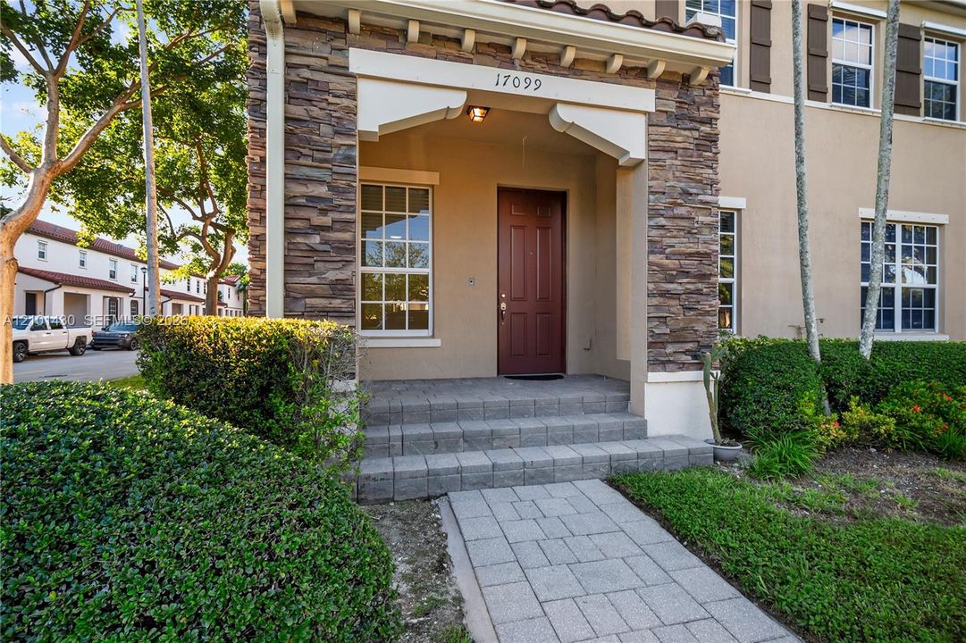 En Venta: $639,900 (5 camas, 4 baños, 2312 Pies cuadrados)