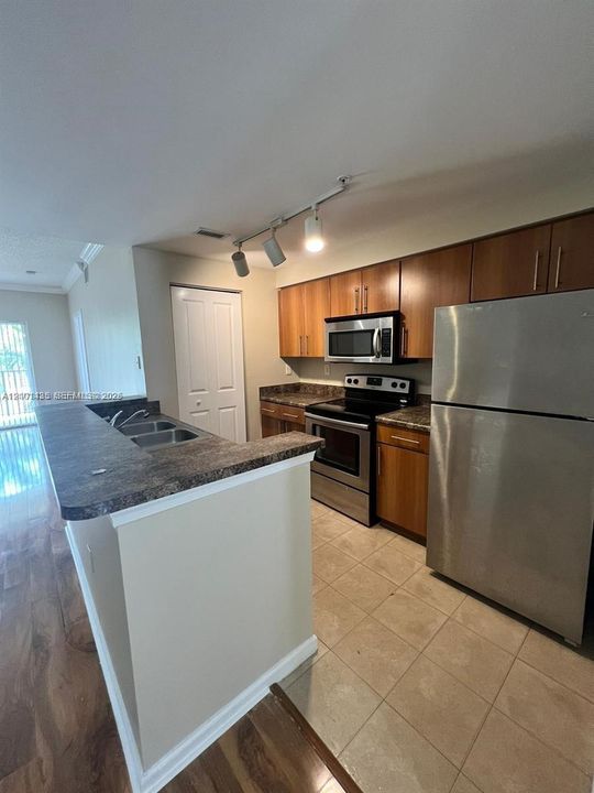 For Sale: $250,000 (2 beds, 2 baths, 1120 Square Feet)