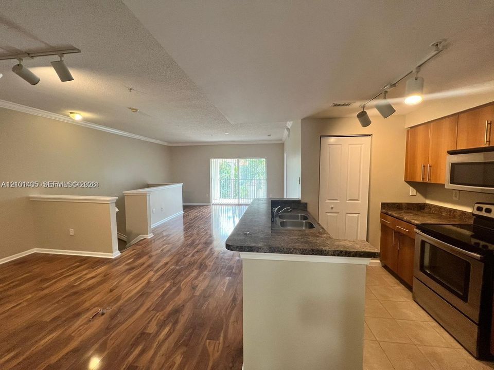 For Sale: $250,000 (2 beds, 2 baths, 1120 Square Feet)
