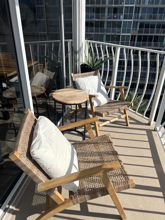 For Rent: $3,000 (2 beds, 2 baths, 1061 Square Feet)