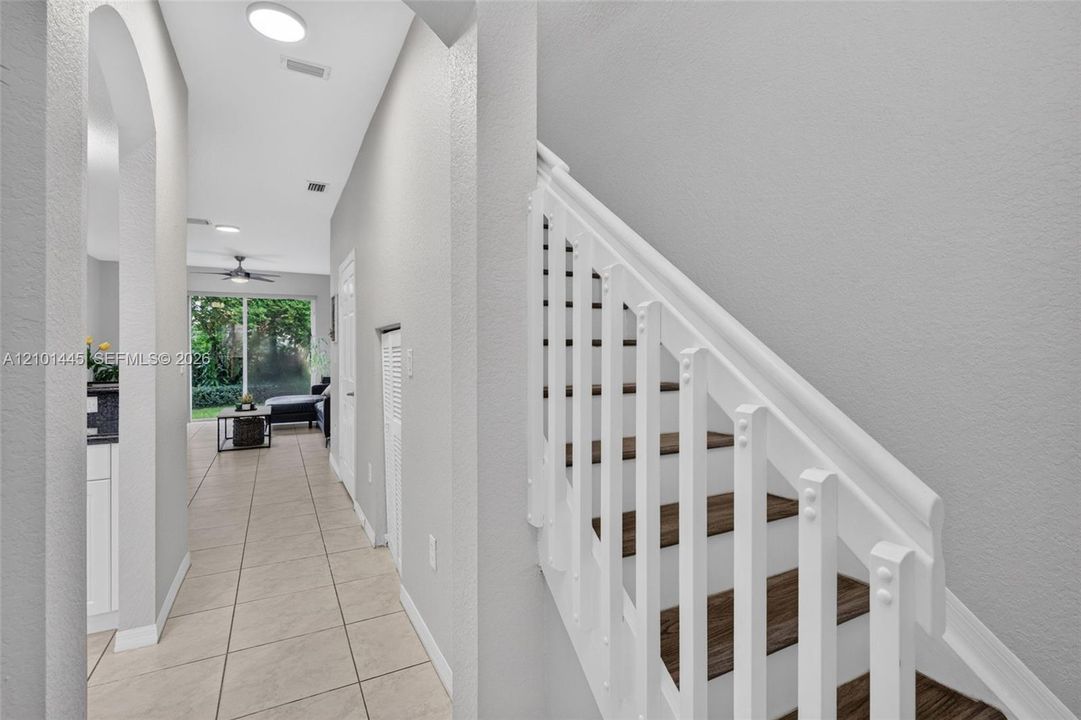 For Sale: $300,000 (2 beds, 2 baths, 1070 Square Feet)