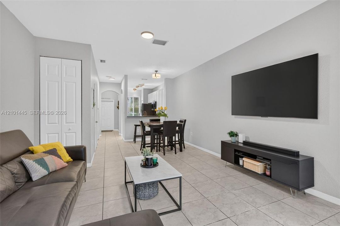 For Sale: $300,000 (2 beds, 2 baths, 1070 Square Feet)