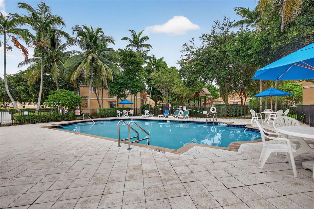 For Sale: $300,000 (2 beds, 2 baths, 1070 Square Feet)
