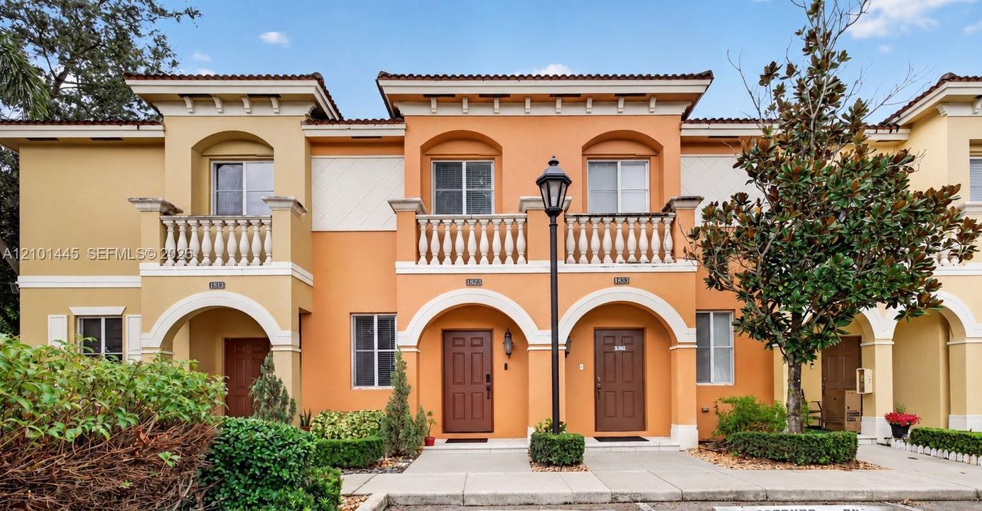 For Sale: $300,000 (2 beds, 2 baths, 1070 Square Feet)