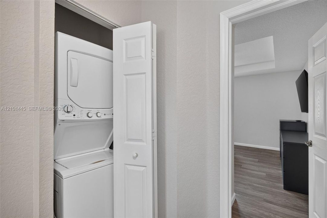 For Sale: $300,000 (2 beds, 2 baths, 1070 Square Feet)